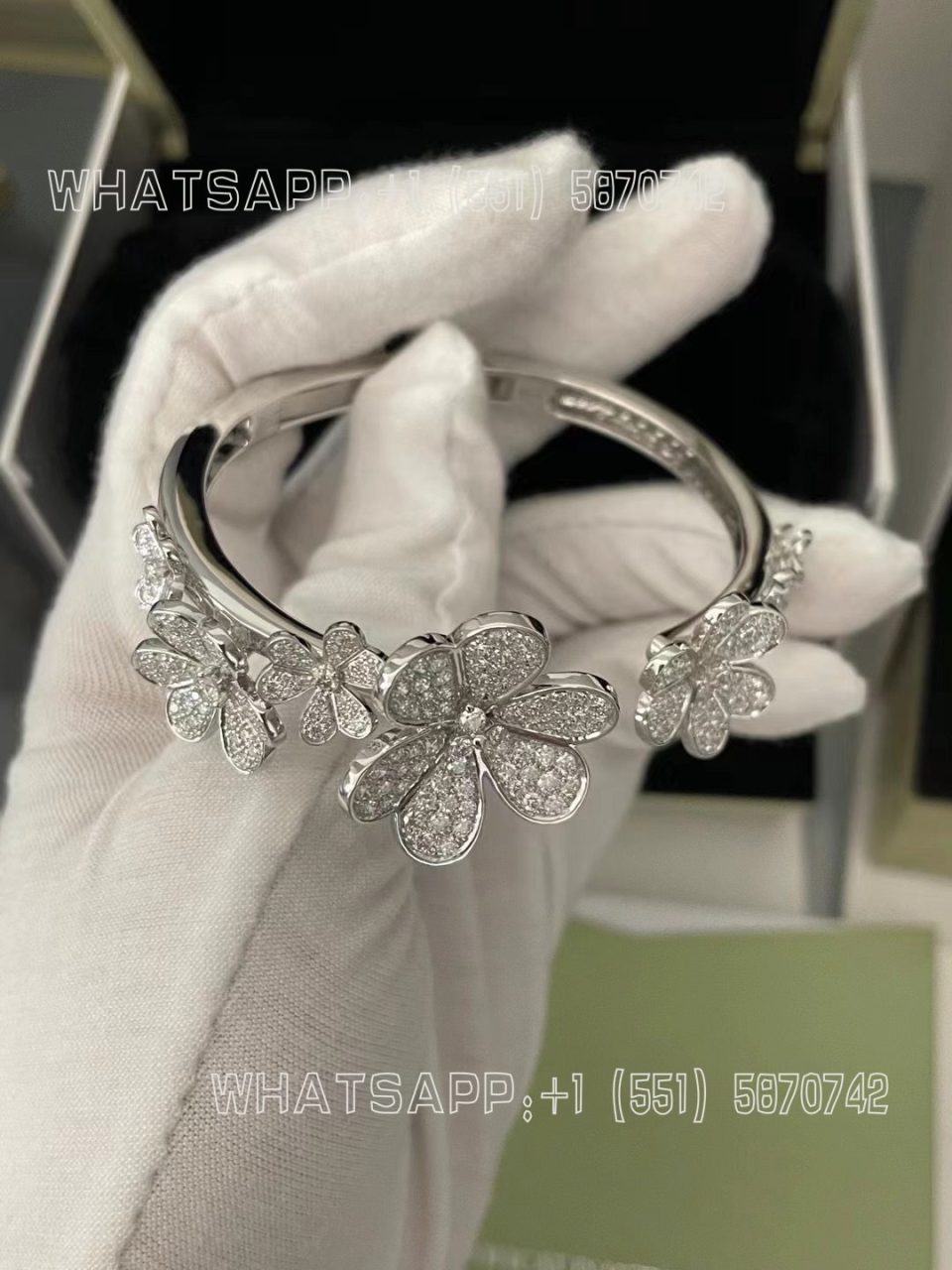 Custom Jewelry Van Cleef & Arpels Frivole bracelet, 7 flowers, medium model 18K white gold, Diamond VCARPDYB00